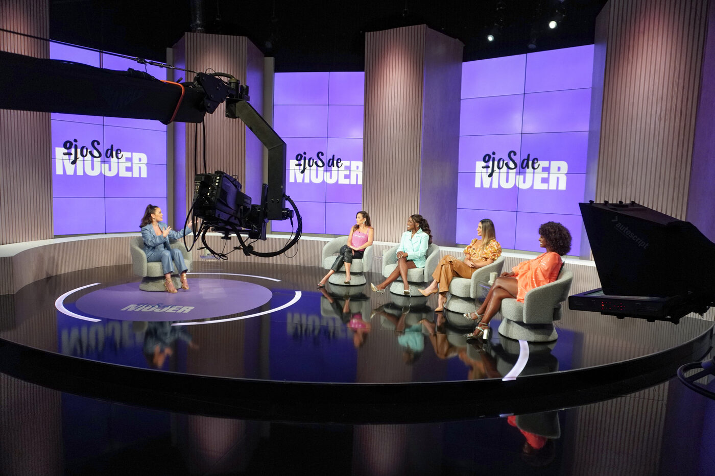 Ojos de Mujer — set del talk show con Mireia Carrillo e invitadas